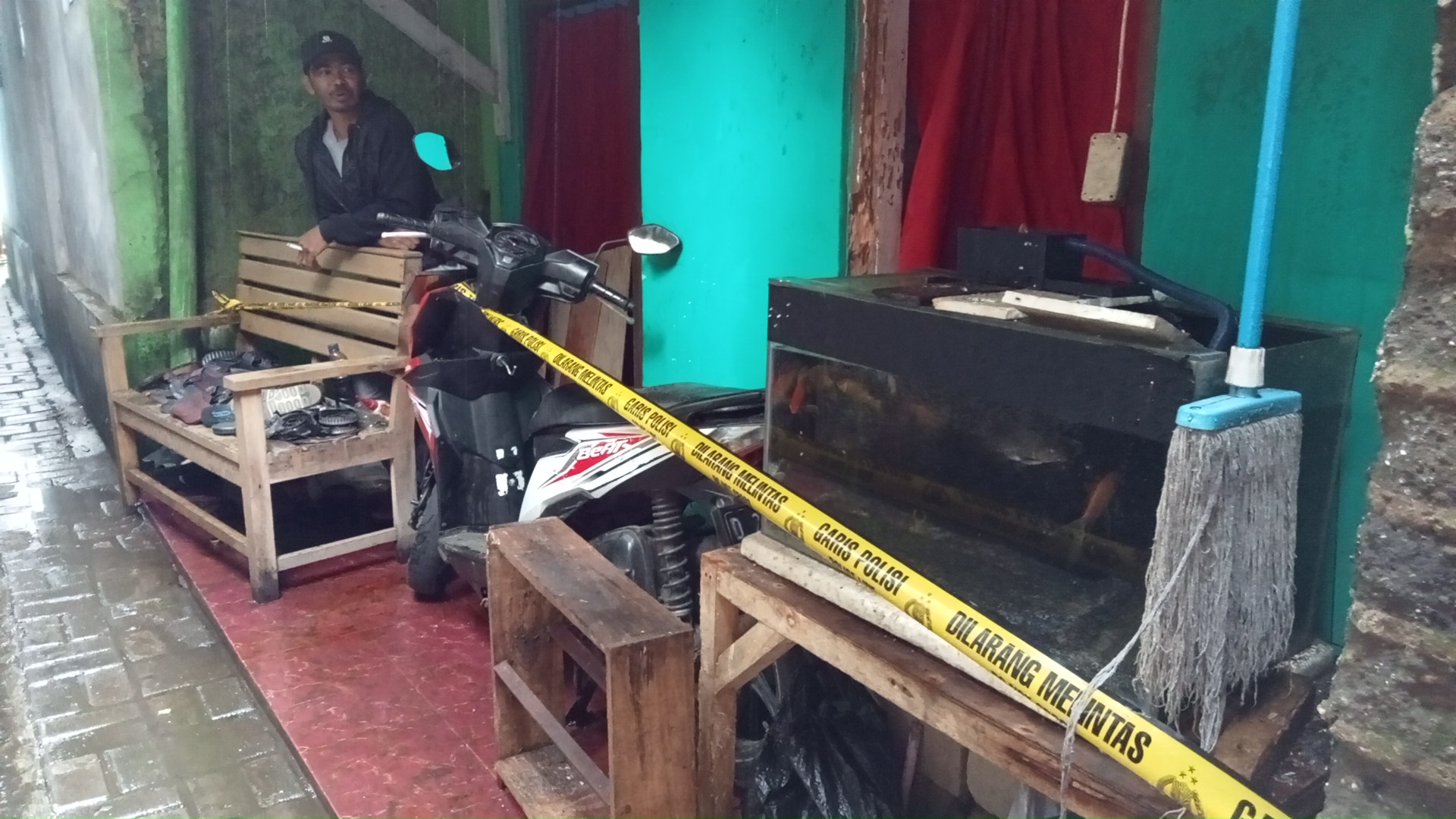 Ledakan gas menyebabkan rumah Tedi di Desa Langensari, Kecamatan Lembang, Kabupaten Bandung Barat, rusak parah