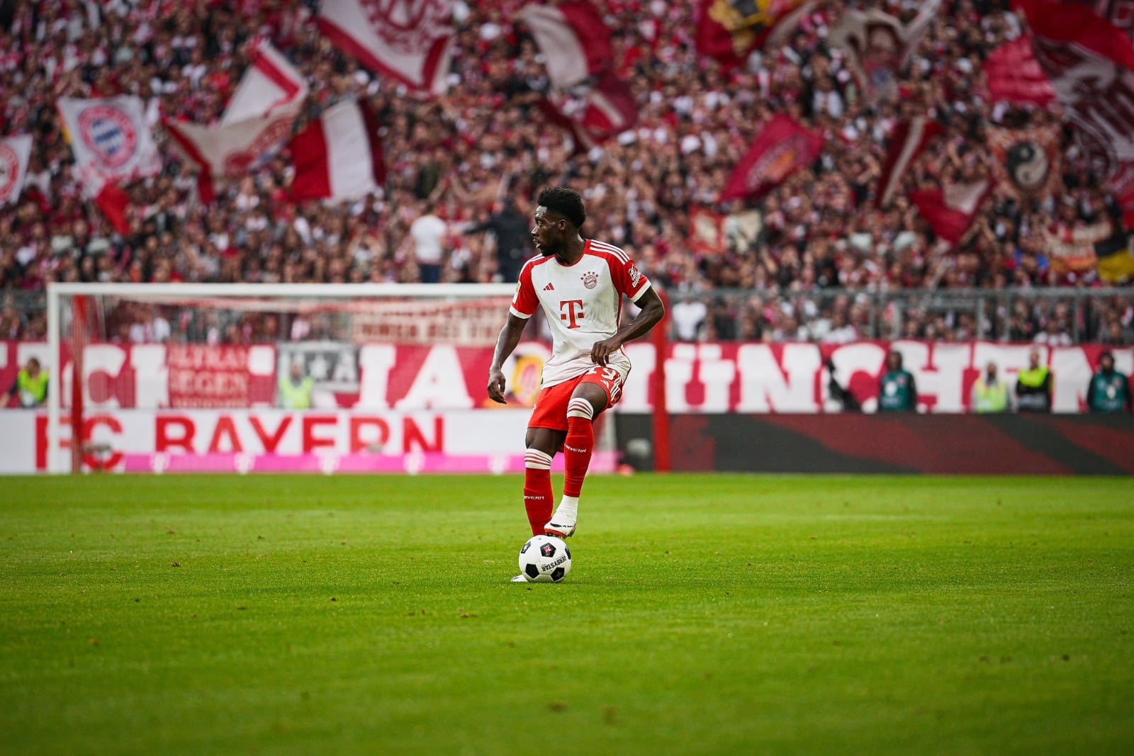 Bek Bayern Munchen, Alphonso Davies menjadi rebutan Real Madrid dan FC Barcelona, dua raksasa Spanyol itu ingin mendatangkannya pada bursa t