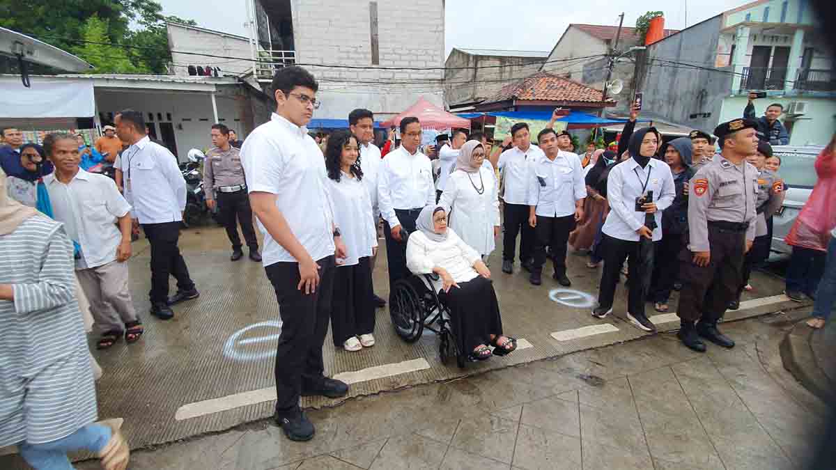 Diiringi Rintik Hujan, Anies Baswedan dan Keluarga Berjalan Kaki ke TPS