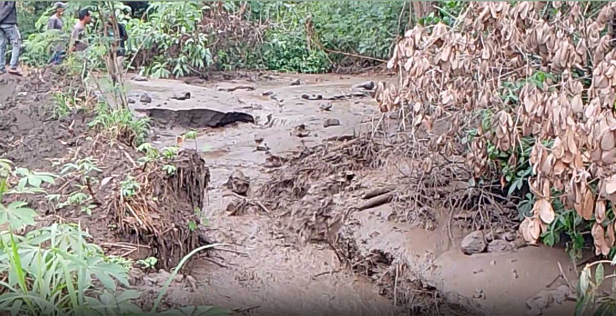 Banjir lahar dingin dari puncak Gunung api Lewotobi kaki laki membawa lumpur dan material kerikil ke arah Desa Nawokote, Flores Timur.