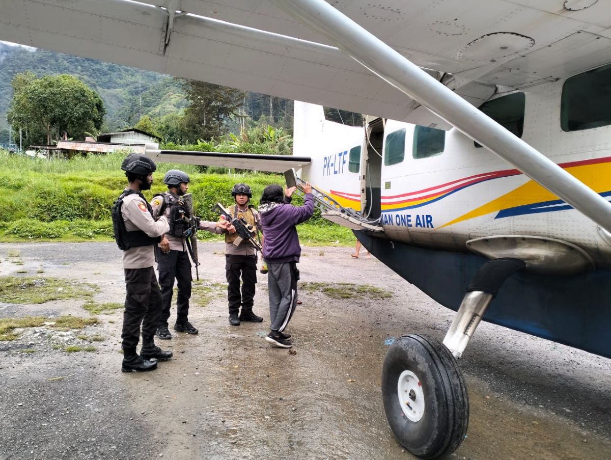 Pesawat Asia One Air PK-LTF ditembak Orang Tidak Dikenal (OTK) di Bandara Milawak, Distrik Beoga, Papua Tengah, Jumat (16/2).