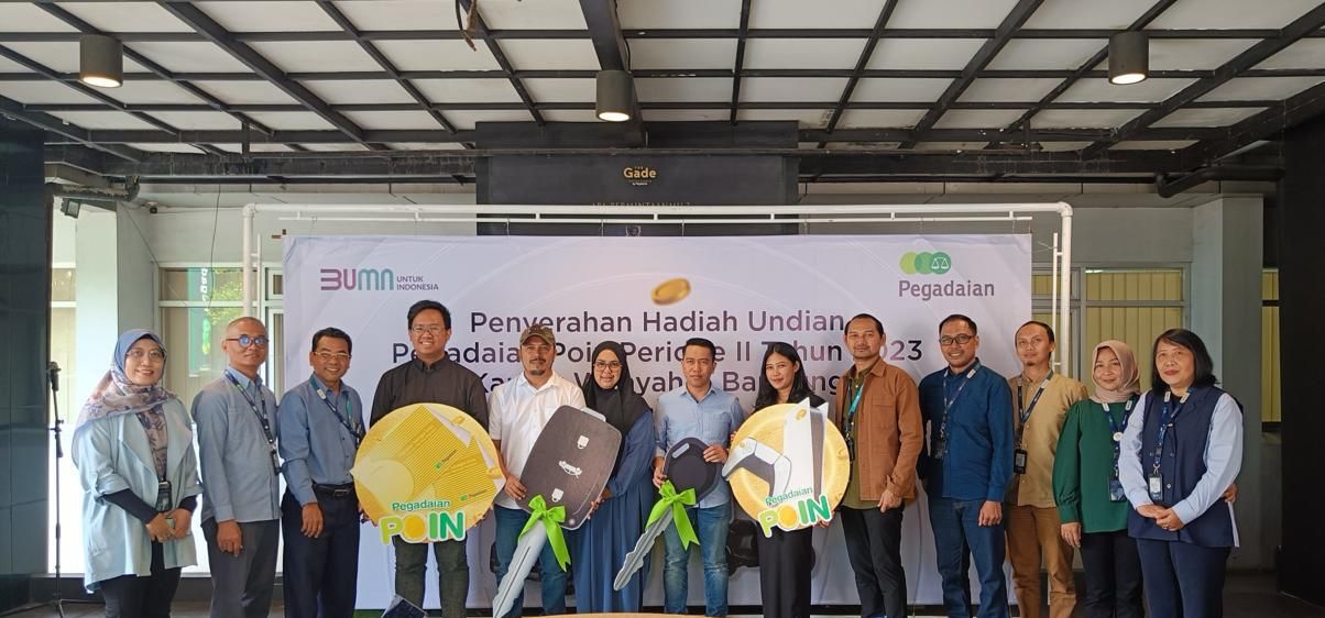 PT Pegadaian Jawa Barat menyerahkan hadiah pada sejumlah nasabah di Bandung