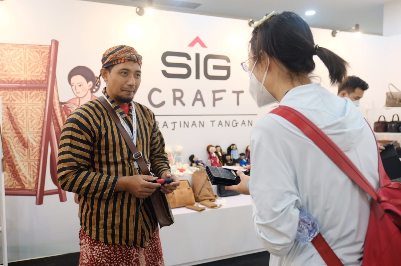 Ardiyansyah, pemilik usaha Arma Leather and Craft, melayani pengunjung Bazar UMKM untuk Indonesia 