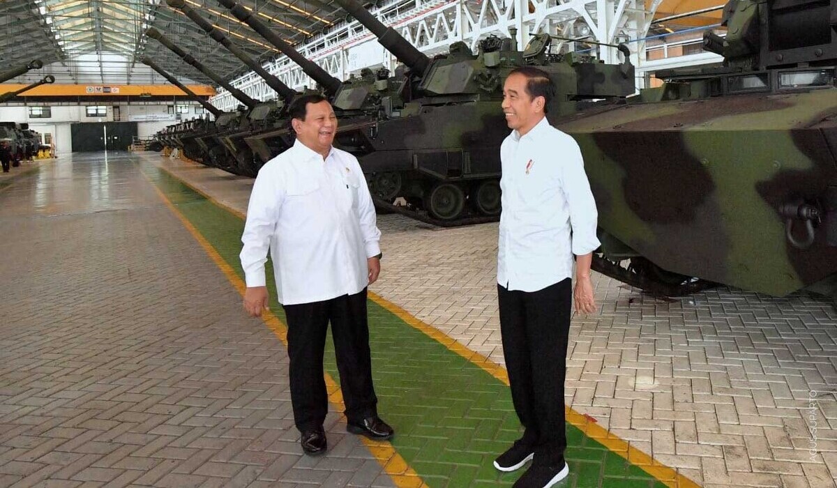 Presiden Jokowi dan Prabowo Subianto di PT Pindad Bandung, September 2023.