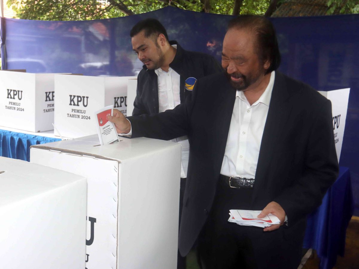 Ketum Partai NasDem Surya Paloh menggunakan hak pilihnya di TPS 08 Kompleks Antam 4, Grogol Utara, Jakarta, Rabu (14/2/2024).