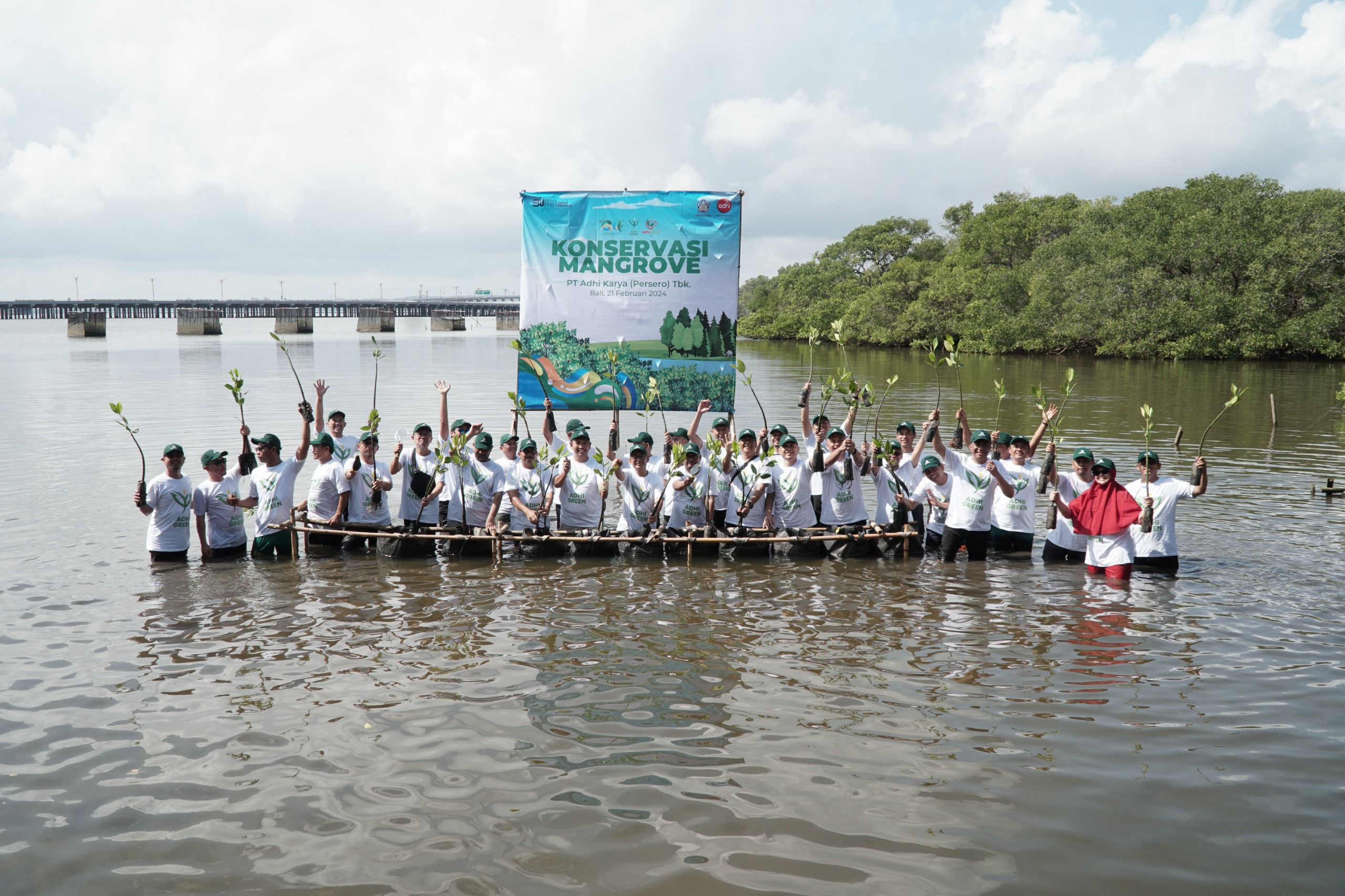 Kegiatan penanaman 1.000 pohon mangrove yang dilakukan PT Adhi Persada Gedung (APG) di Taman Hutan Raya (Tahura) Ngurah Rai, Bali.