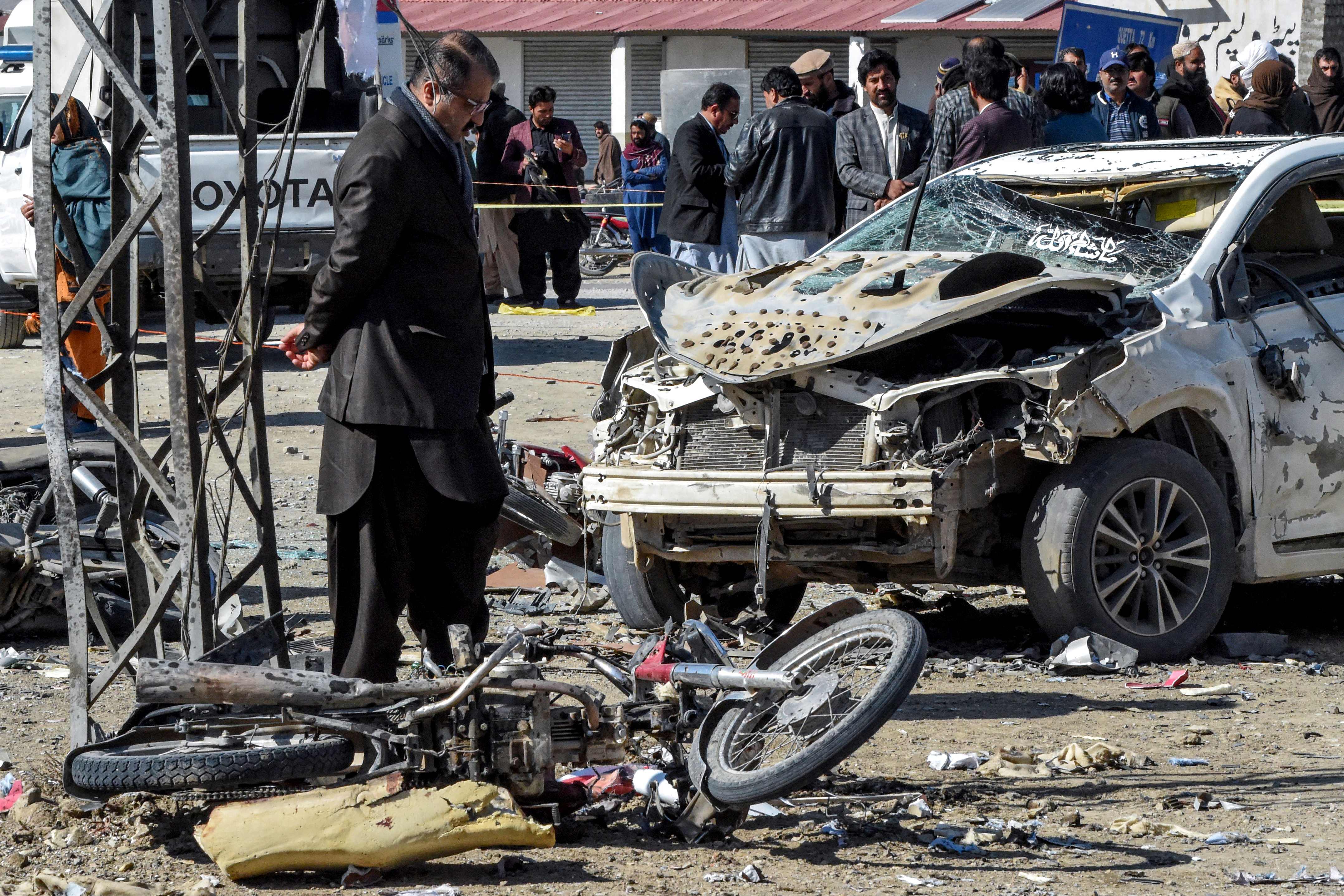 Lokasi ledakan bom di luar kantor kandidat independen di distrik Pishin, Pakistan, Rabu (7/2).