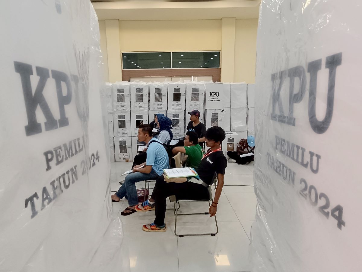 Anggota Panitia Pemilihan Kecamatan dan sejumlah saksi melakukan rekapitulasi penghitungan surat suara pemilu di GOR Cilandak, Jakarta.