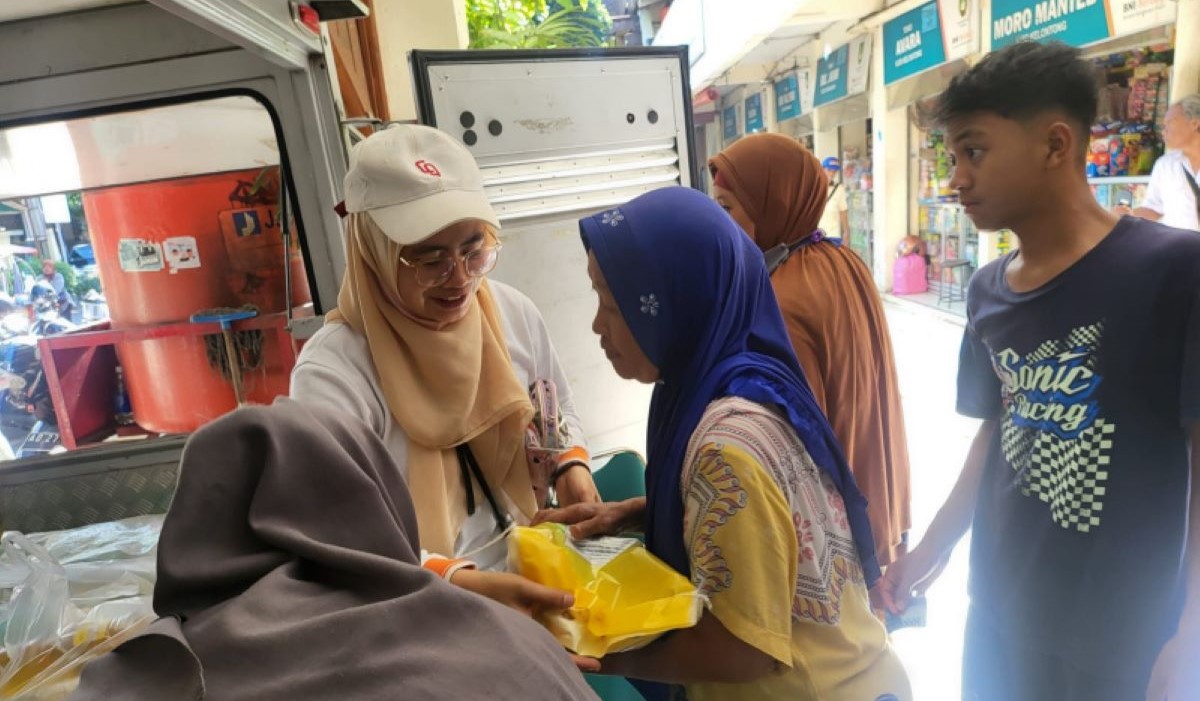 Gelaran Grebeg Pasar Bulog bersama Pemkot Solo mendapatkan sambutan antusias dari masyarakat.