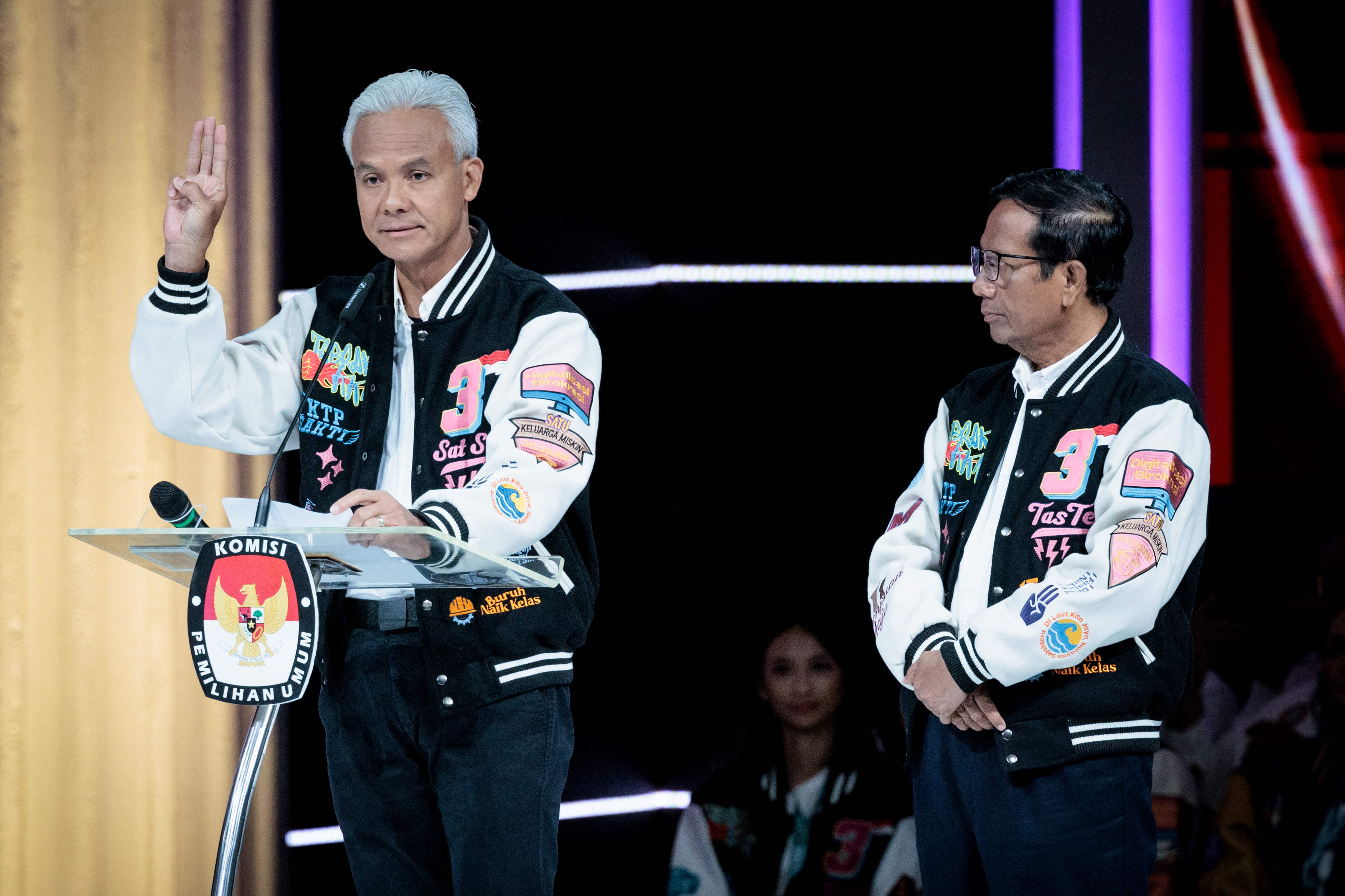 Ganjar Pranowo (kiri) dan Mahfud MD.