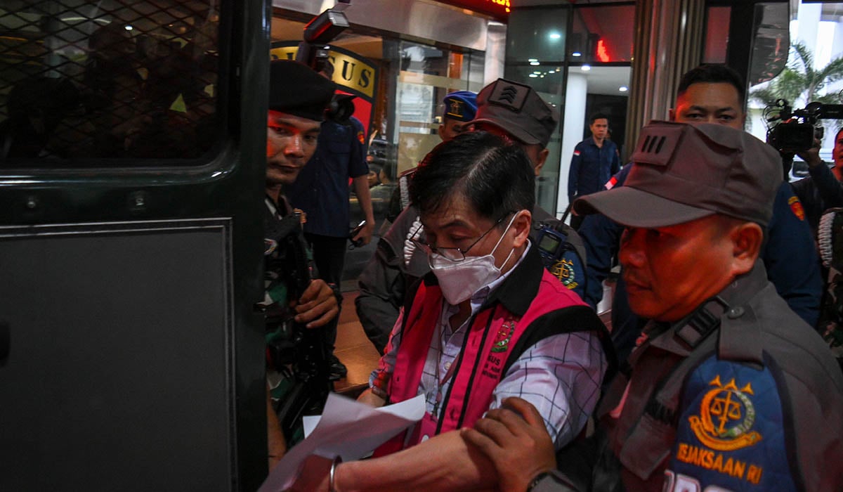  Tersangka dugaan tindak pidana korupsi Budi Said berjalan menuju mobil tahanan di Kejaksaan Agung (Kejagung), Jakarta, Kamis (18/1/2024). 