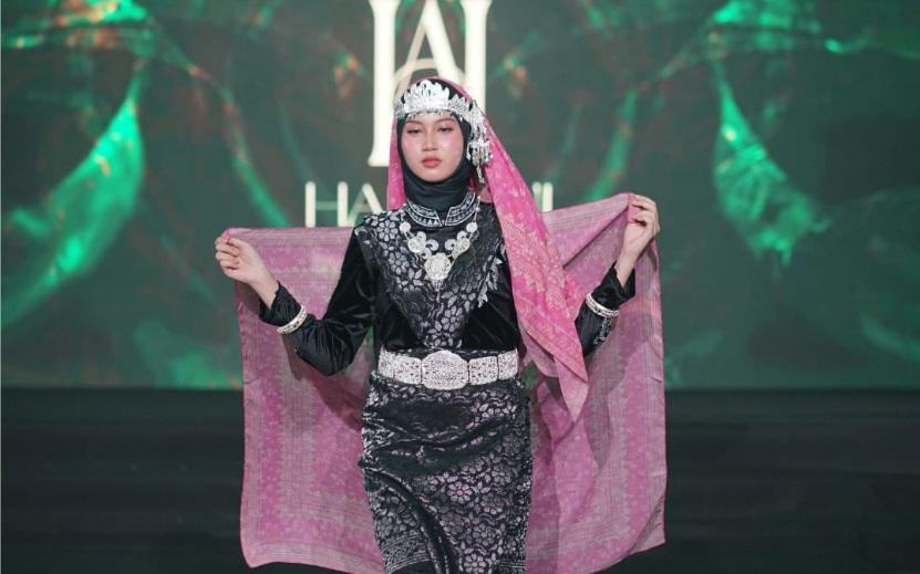 Hijab dengan motif pinto Aceh yang diperagakan di Modest Fashion & Womenpreneur Summit 2024, di Kuala Lumpur, Malaysia.