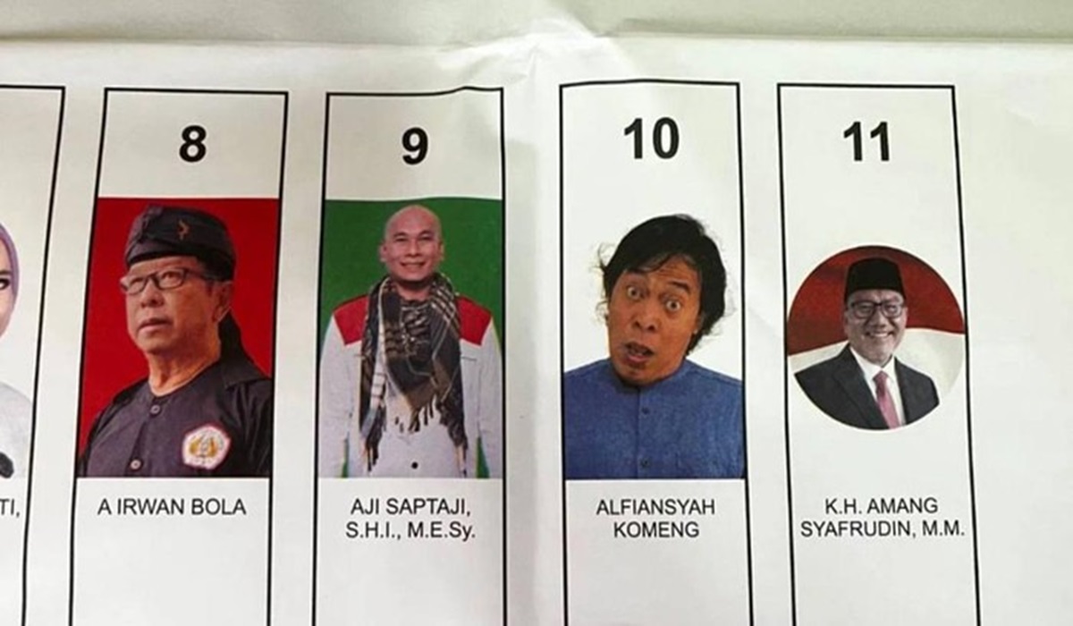 Komedian Komeng menggunakan foto yang menarik di surat suara