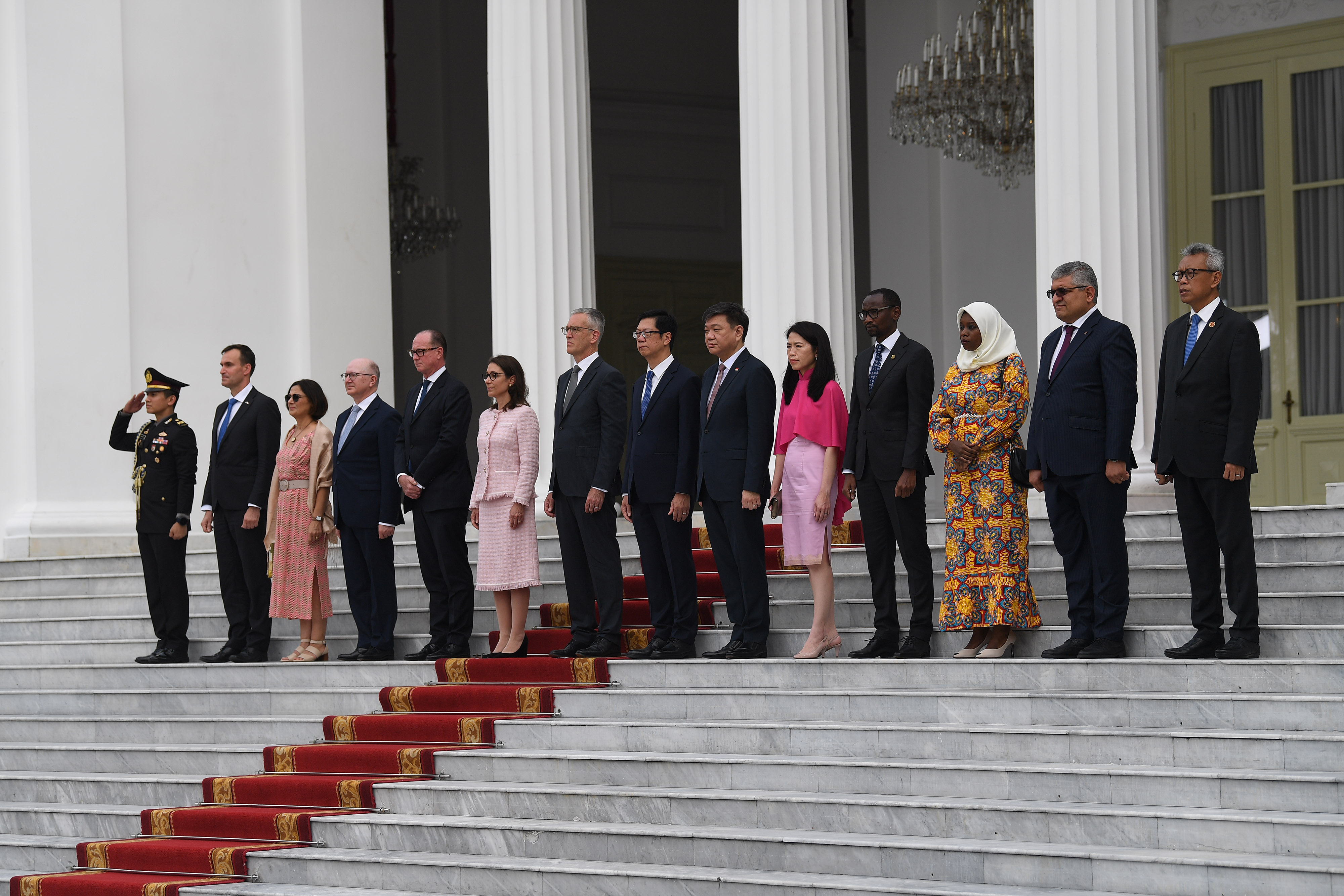 Sejumlah duta besar luar biasa dan berkuasa penuh (LBBP) negara-negara sahabat mendengarkan lagu Indonesia Raya di Istana Negara.
