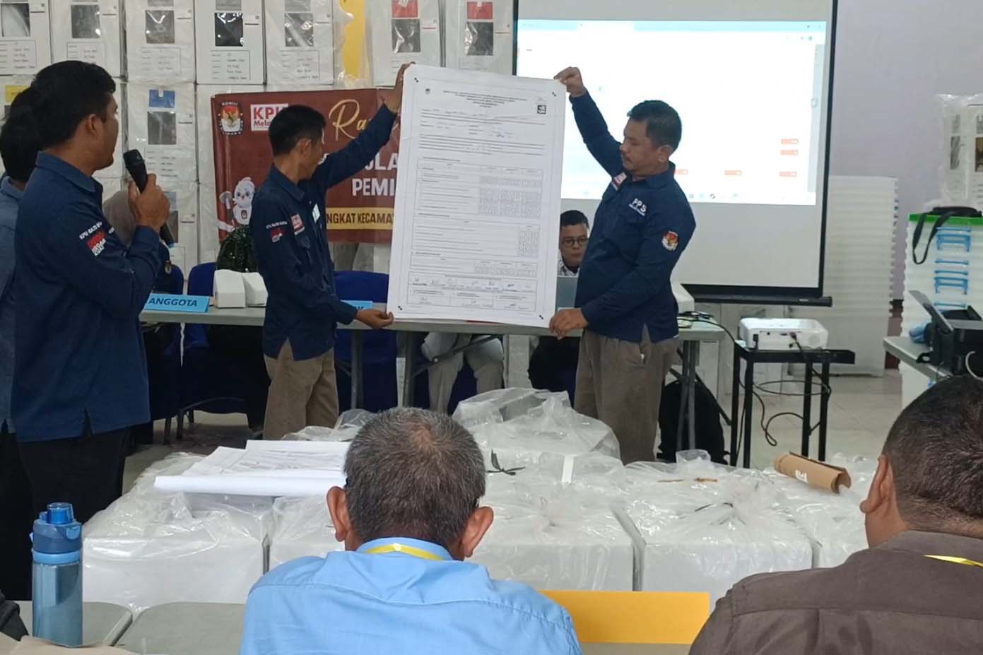 Proses  rekapitulasi penghitungan suara Pemilu 2024 di Batubara, Sumatra Utara.