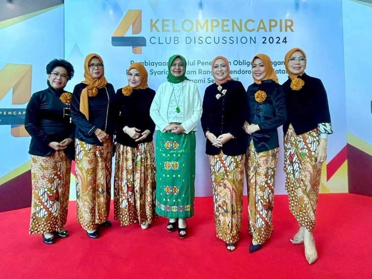 Founder Kelompencapir Dewi Tenty Septi Artiany (lima dari kiri).
