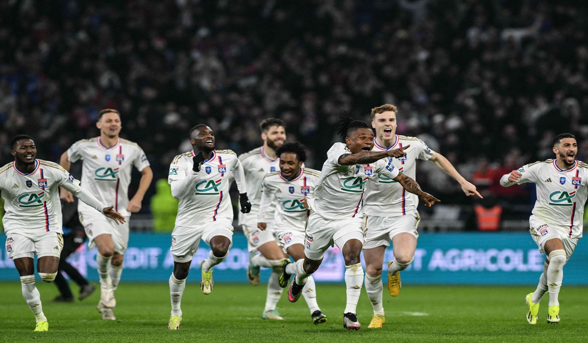 Pemain Lyon melakukan selebrasi usai menang adu penalti atas Strasbourg di laga perempat final Coupe de France