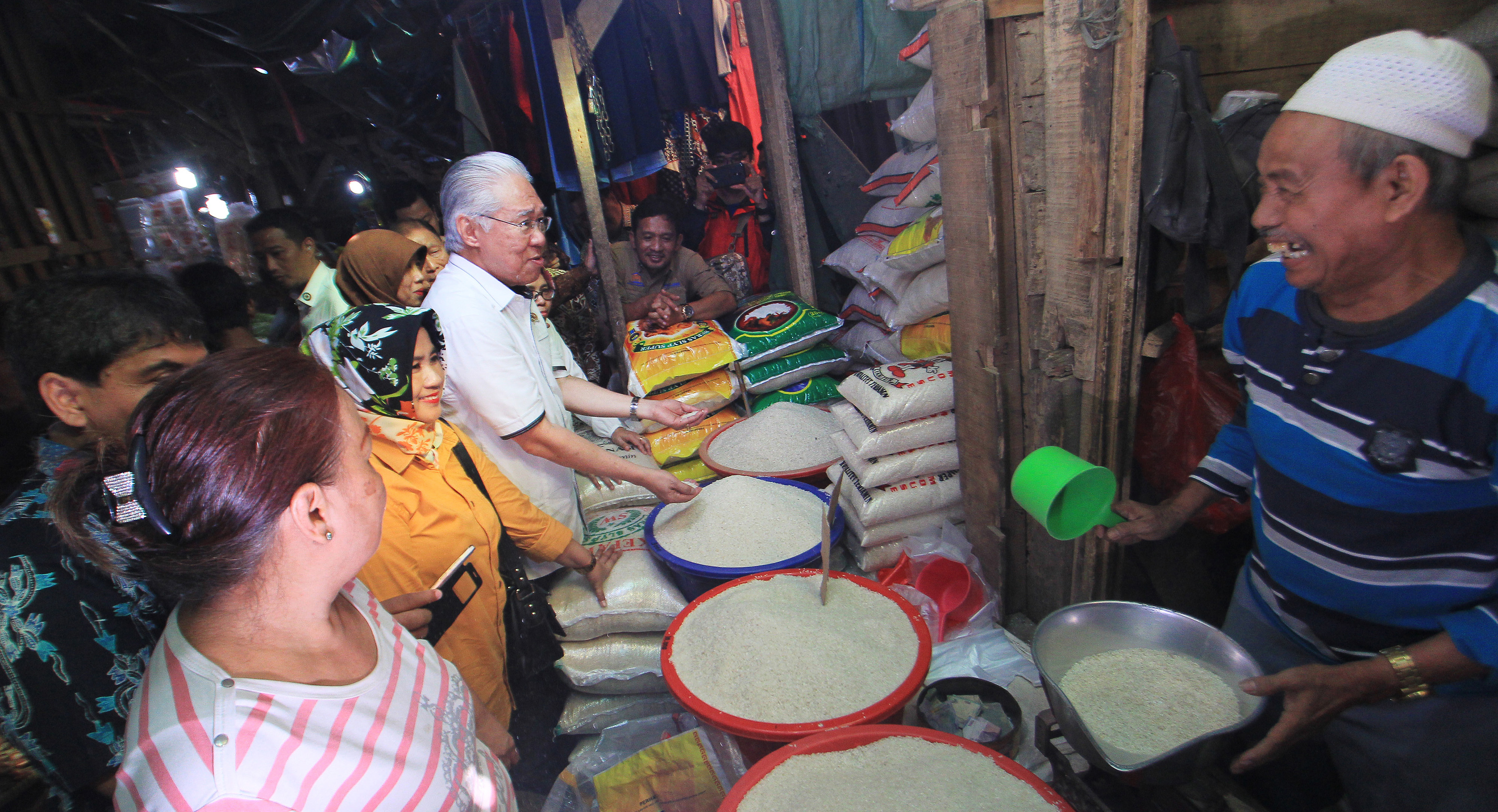 Seorang pedagang di pasar tradisional Kota Cirebon melayani pembeli