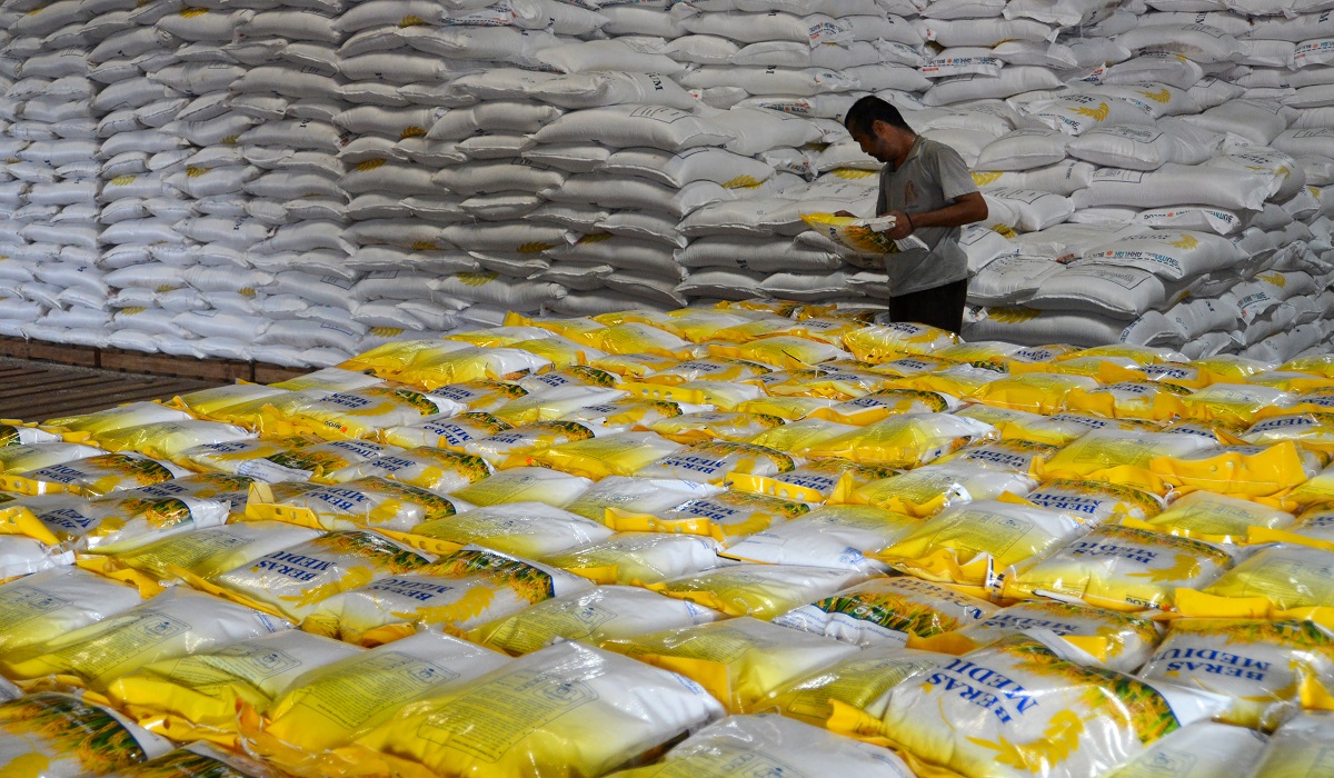 Stok beras di gudang bulog Padang, Sumatra Barat