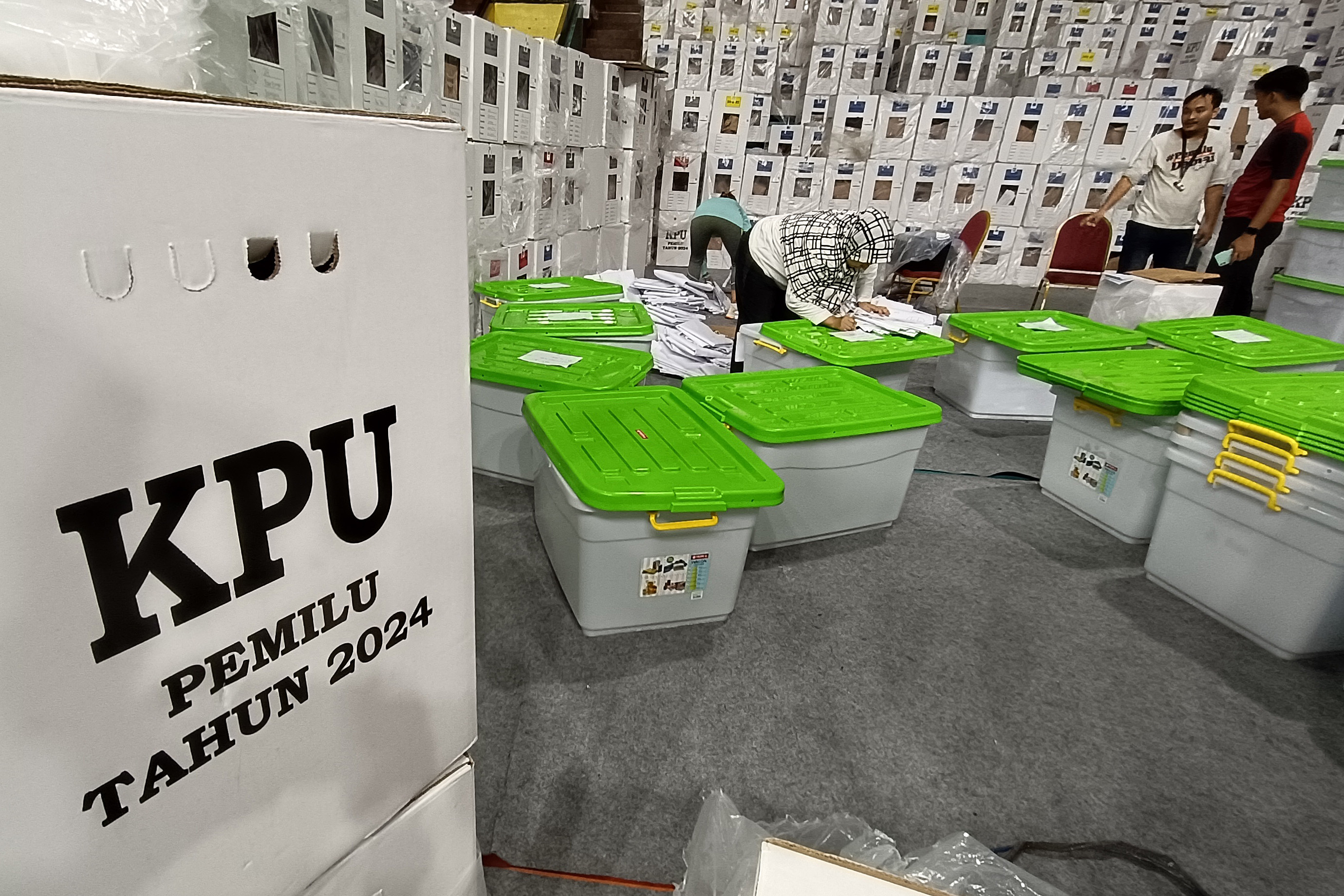 Petugas menuntaskan rekap hasil penghitungan perolehan suara