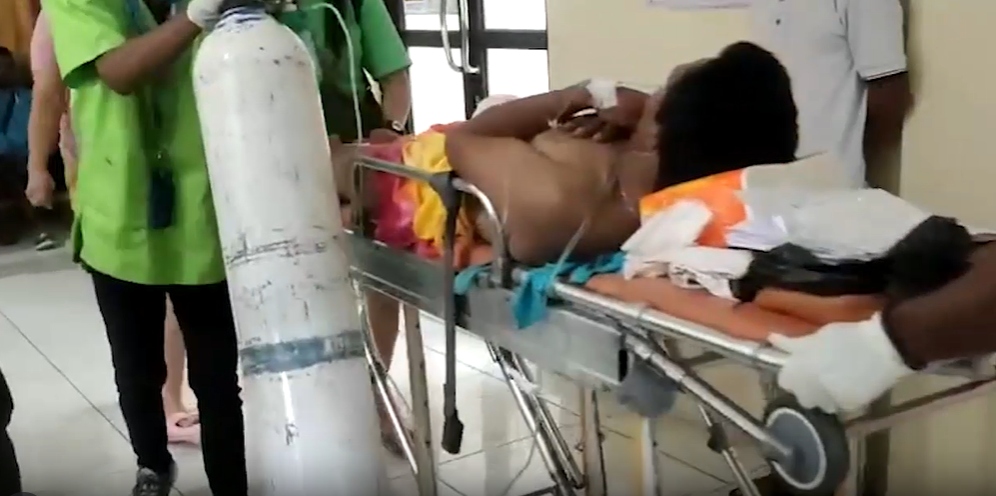 Salah satu korban penembakan di Paniai, Papua, bersiap dievakuasi ke Nabire.