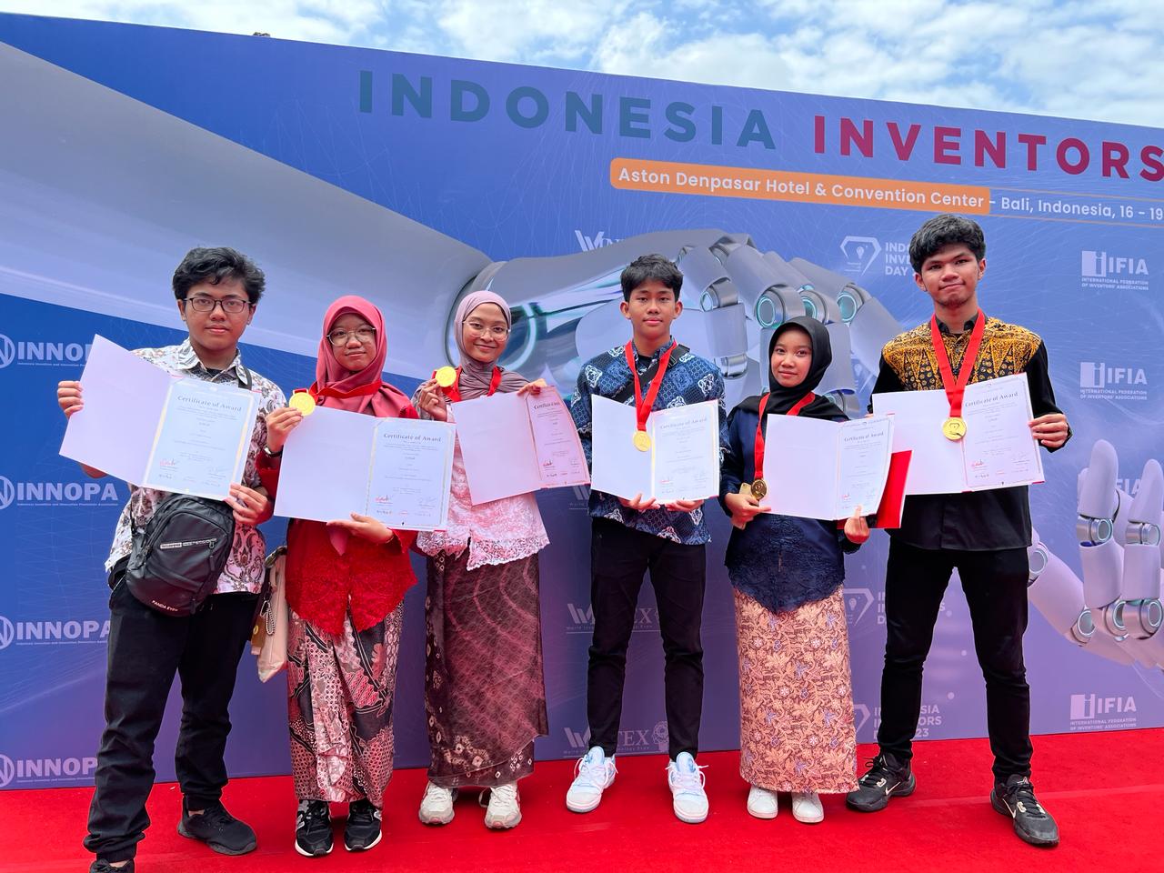 Pelajar SMA 38 Jakarta menyabet medali emas dalam ajang Thailand Inventors Day 2024.