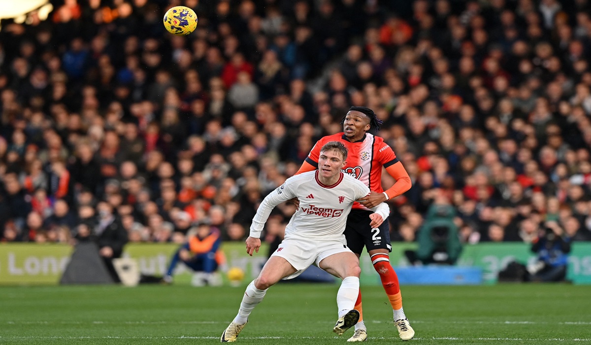 Penyerang Manchester United Rasmus Hojlund (kiri) dikawal bek Luton Town Gabriel Osho di laga Liga Primer Inggris.