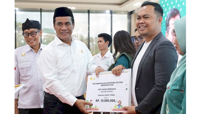 Mentan Amran Sulaiman serahkan penghargaan pada KEP Sukses Bersama.