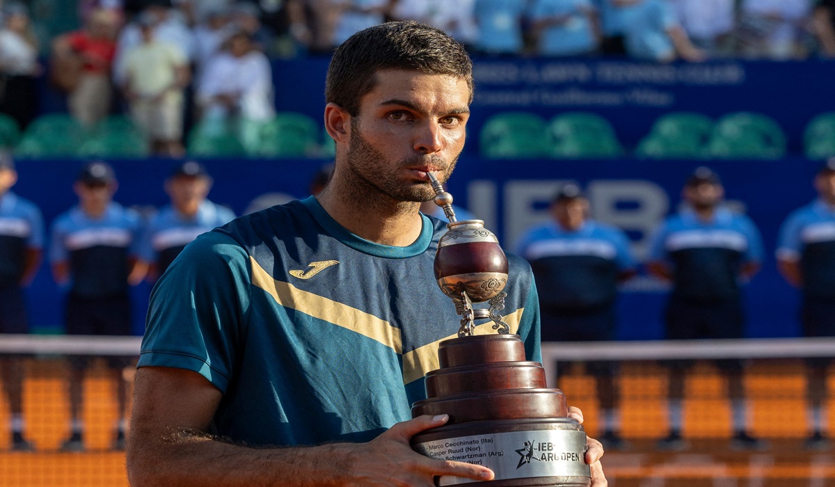 Petenis Argentina Facundo Diaz Acosta usai menjadi juara di turnamen ATP di Buenos Aires