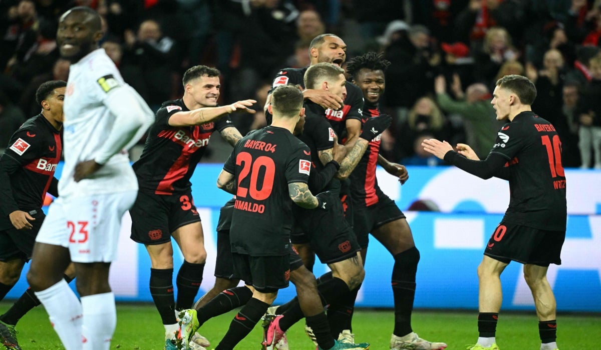 Para pemain Bayer Leverkusen melakukan selebrasi usai mengalahkan Mainz di laga lanjutan Bundesliga.