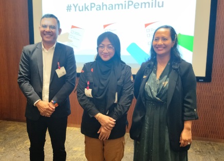 Tenaga Ahli Bawaslu RI Ronald Manoach, Tenaga Ahli Setjen KPU Reni Rinjani, dan Country Marketing Manager Google ⁠⁠Muriel Makariem. 