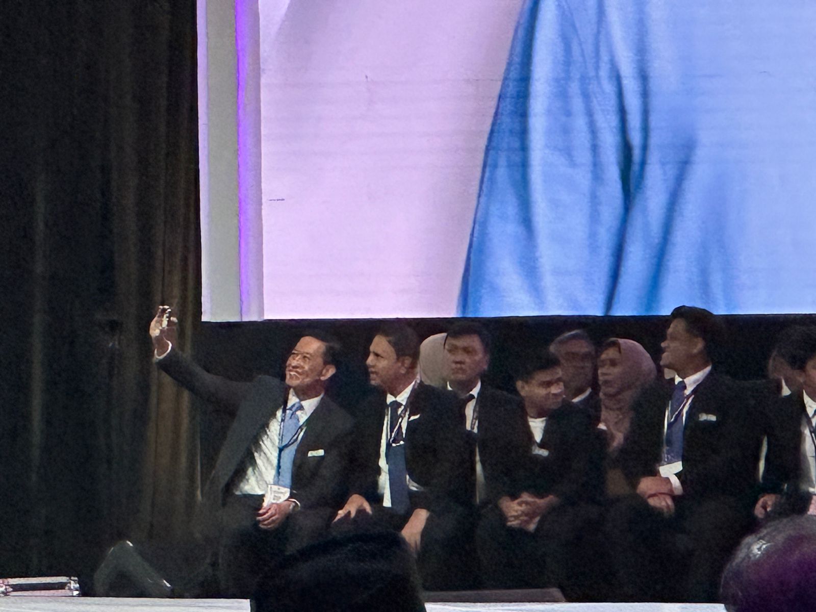 Nonton langsung debat capres, selebgram Fadil Jaidi duduk di barisan pendukung Anies Baswedan