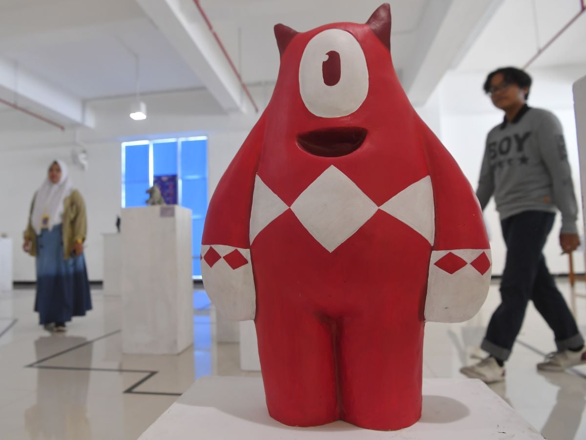 Pengunjung melihat mainan tiga dimensi yang dipajang dalam pameran bertajuk Utopia Urban Toys Exhibition di gedung Malang Creative Centre.