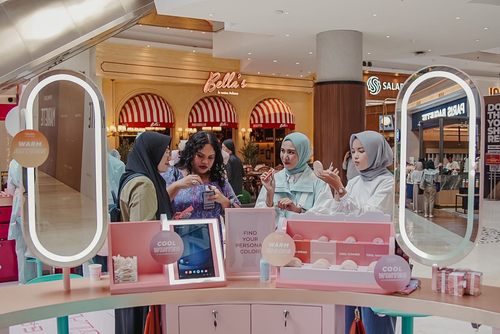 Ajang pameran bertemakan Wardah Ever Glasting World  di Mall Kota Kasablanka, Jakarta Selatan.