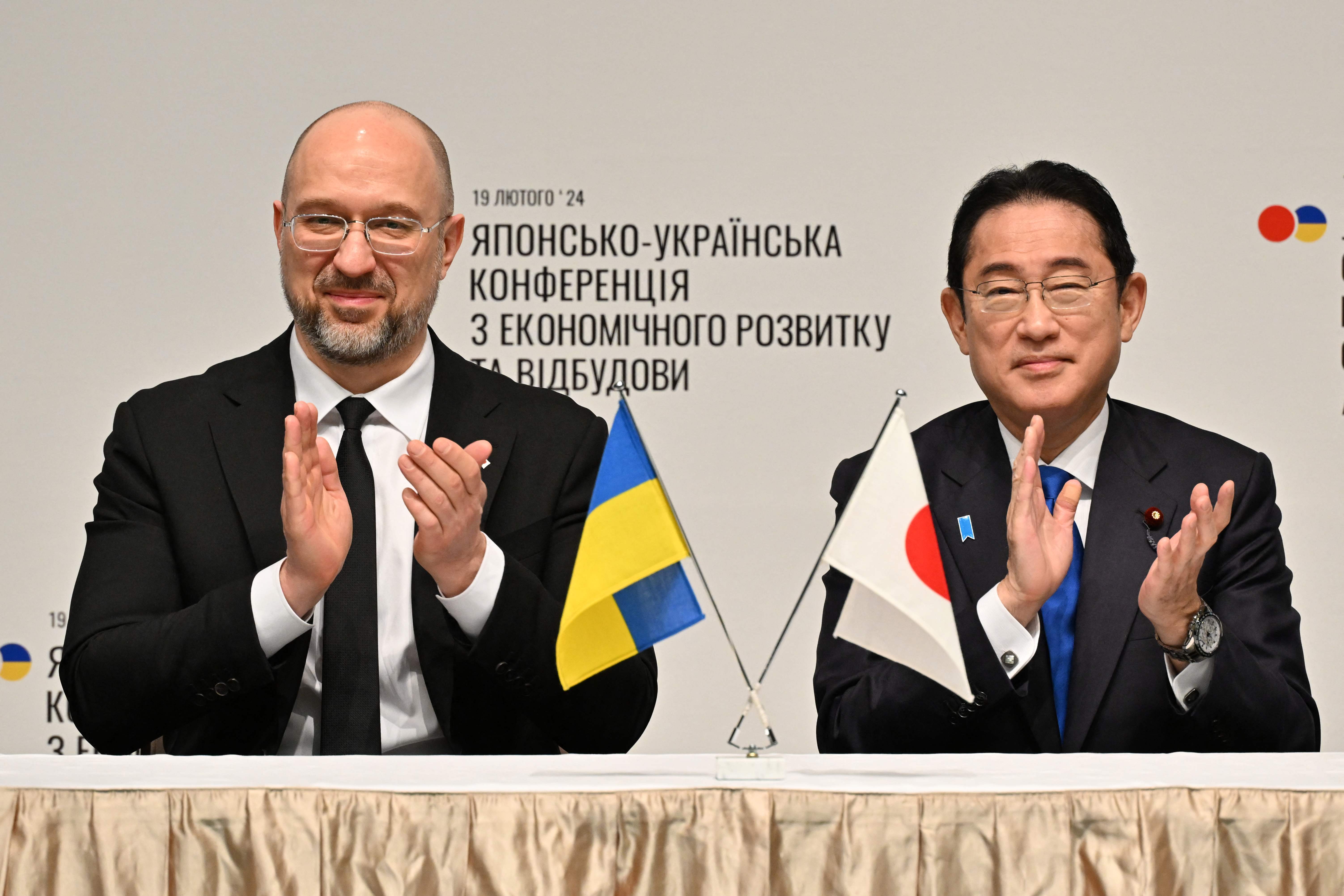 PM Ukraina Denys Shmyhal (Kiri) dan PM Jepang Fumio Kishida (kanan) menghadiri upacara pertukaran nota kerja sama di Tokyo, Senin (19/2).