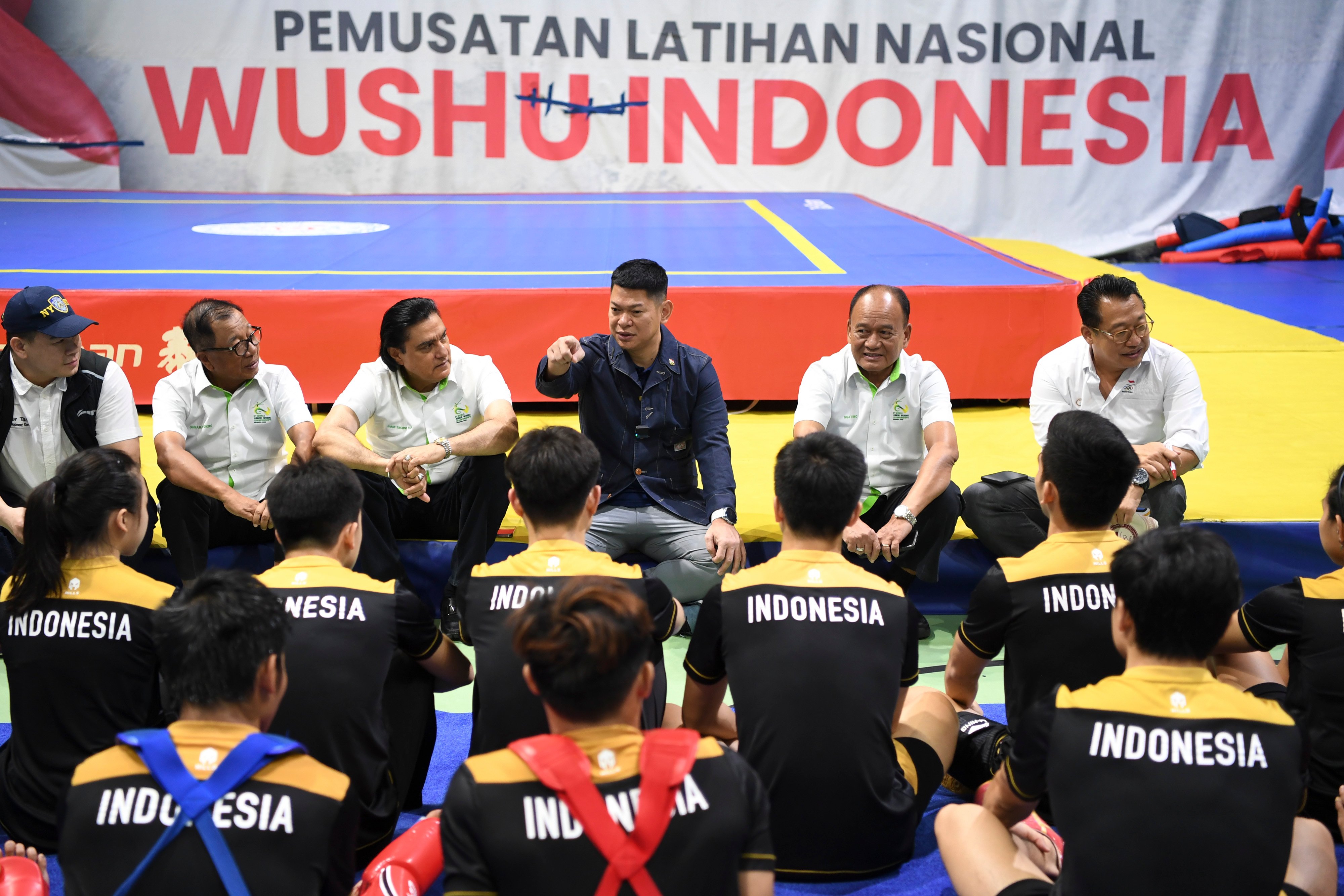Ketua KOI Raja Sapta Oktohari (ketiga kanan) berbincang dengan atlet wushu Indonesia.