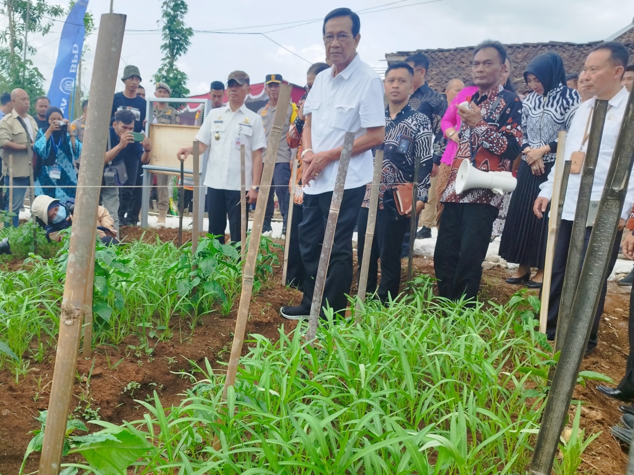 Ilustrasi. Sri Sultan  saat mengunjungi Lumbung Mataraman Kalurahan Kedungpoh, (4/12)