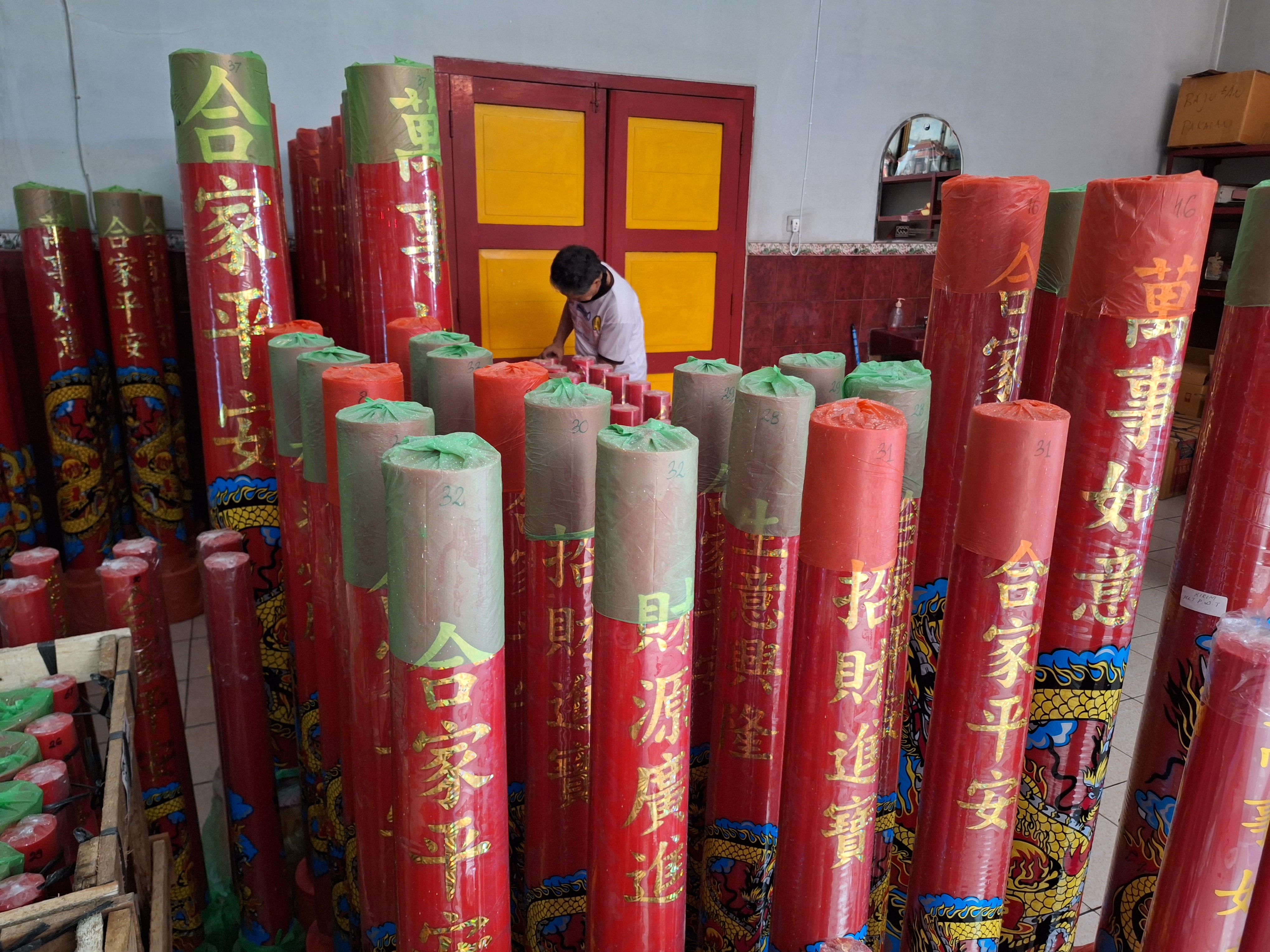 Sebanyak 400 lilin disiapkan untuk perayaan Imlek di Klenteng Hok Tek Bio Purwokerto pada Sabtu (10/2).