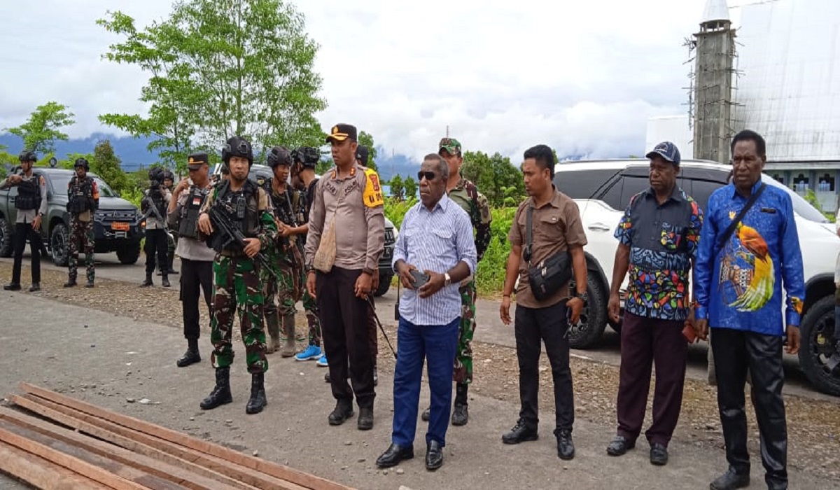 Aparat keamanan melakukan penjagaan usai pertikaian antarkelompok di Kabupaten Nduga, Papua