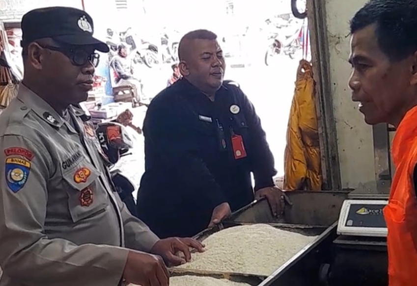 Petugas kepolisian memantau harga beras di Pasar Panorama, Lembang, Bandung Barat.