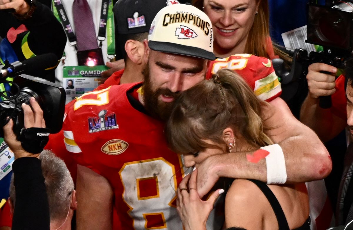 Taylor Swift dipeluk kekasihnya yang juga pemain Kansas City Chiefs, Travis Kelce.