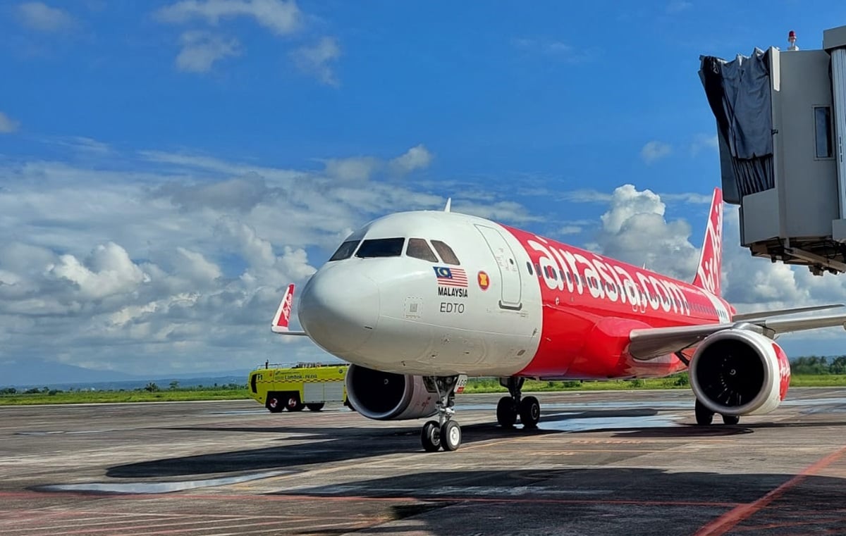 Pesawat AirAsia jenis Airbus A320 terbang perdana ke Lombok, NTB, Jumat (2/2).