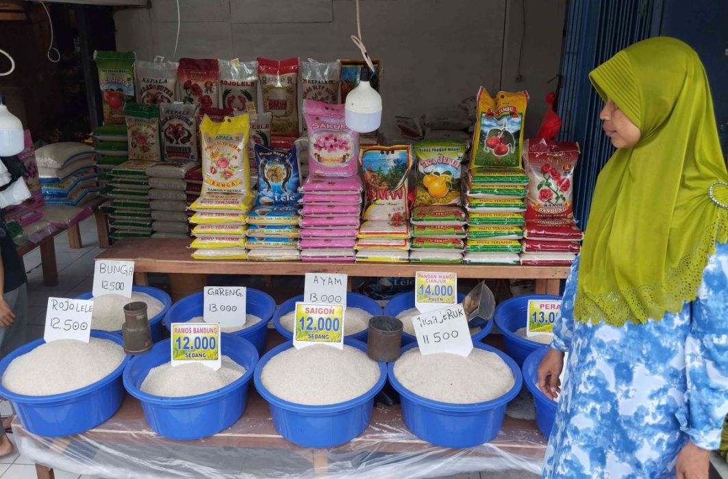 Pekerja sedang menata beras di Pasar Kramat Jati, Jakarta, Jumat (26/1/2024).