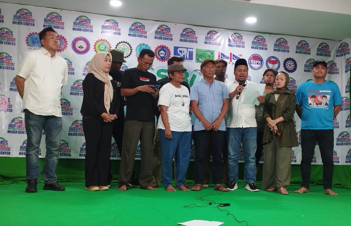 Gerakan Poros Buruh Untuk Perubahan menyatakan penolakan hasil Pilpres 2024 yang diwarnai kecurangan di Jakarta, Kamis (15/2/2024).