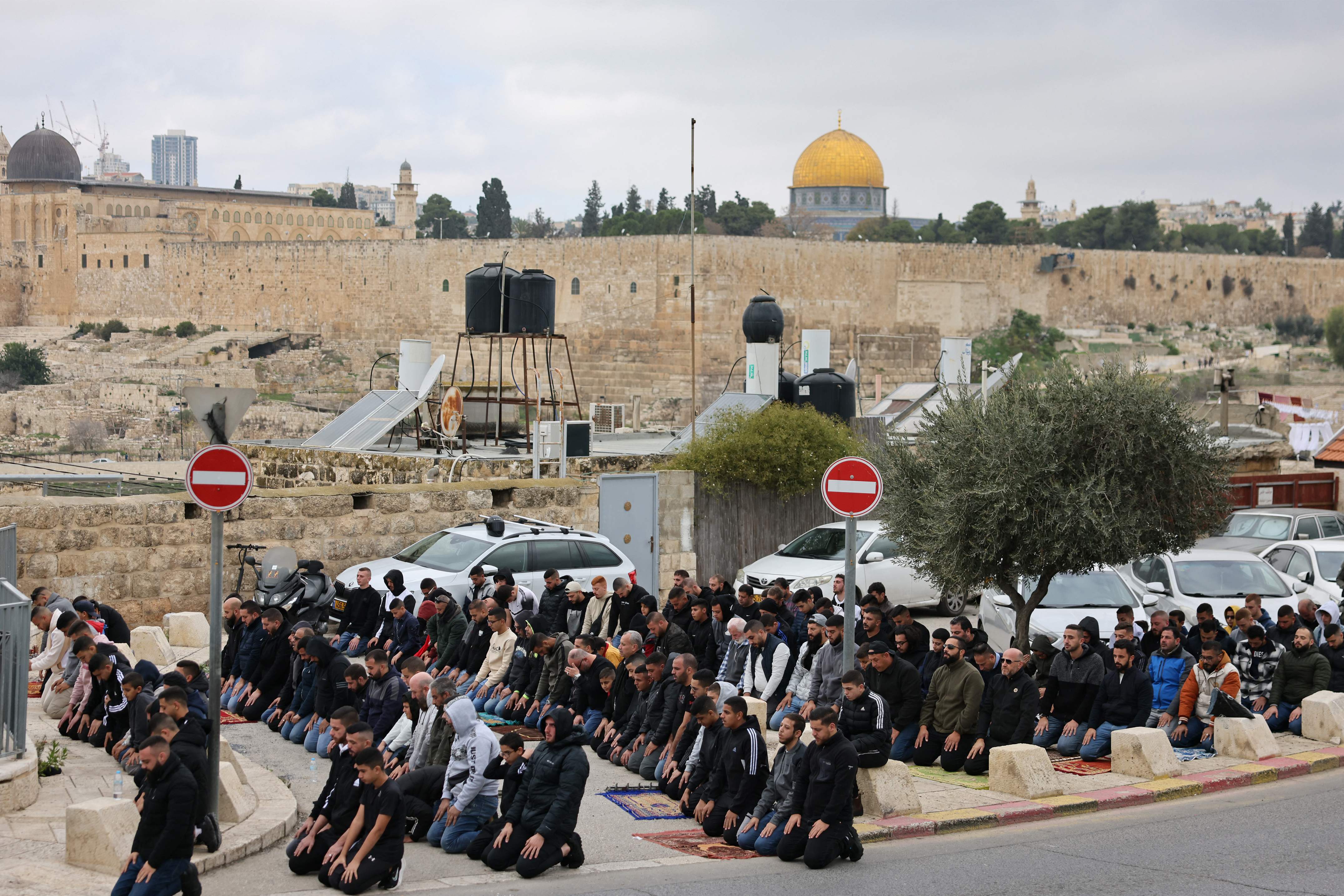 Rakyat Palestina melaksanakan shalat jumat di jalanan Yerusalem karena dibatasinya akses ke Kompleks Masjid Al-Aqsa selama berbulan-bulan.
