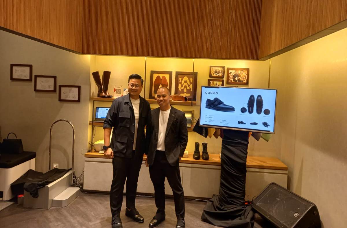 President Director PT Mario Minardi Indonesia Handiman Ali (kiri) bersama dengan sneakers influencer Adityalogy.