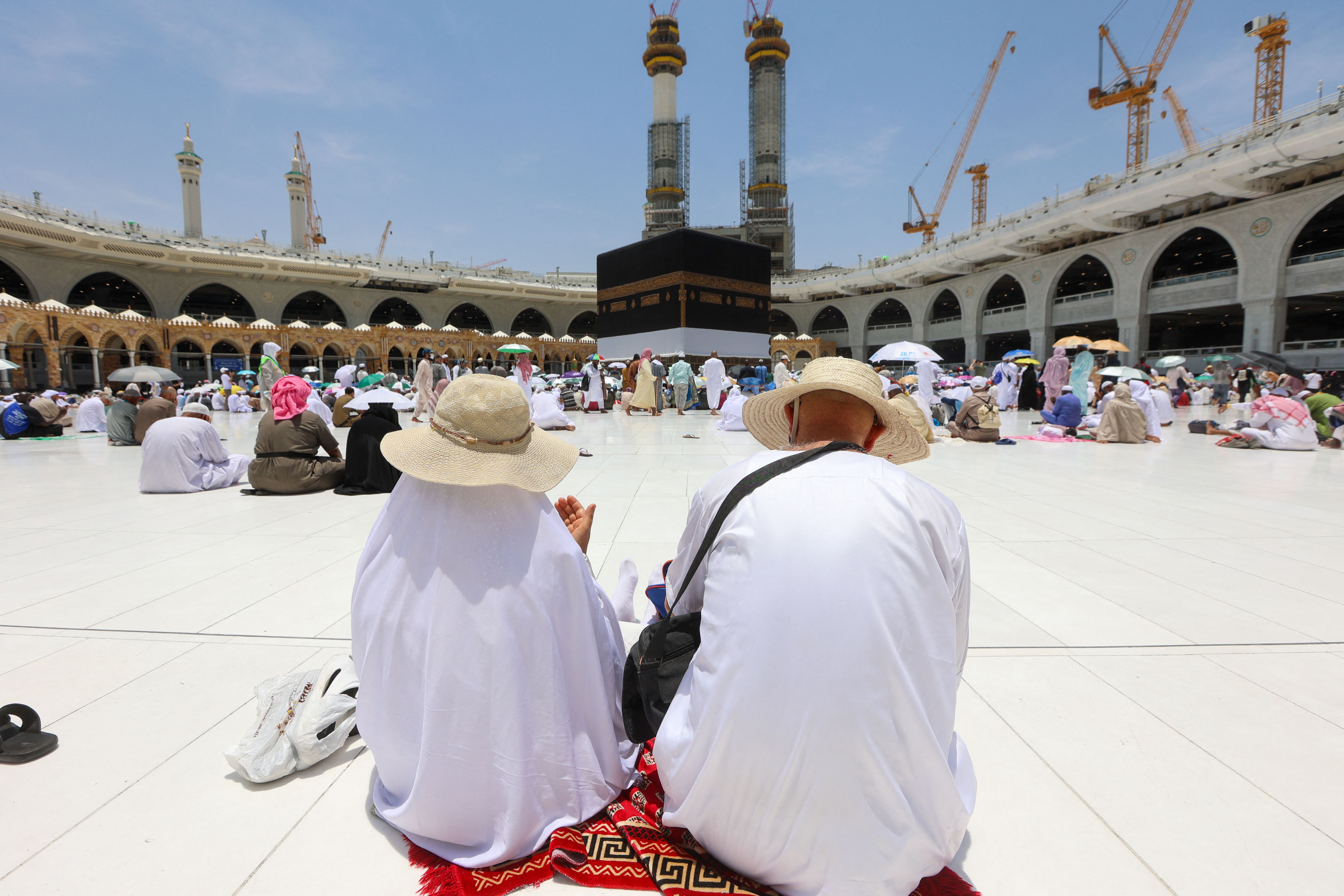 Umat Islam berdoa di Masjidilharam, Makkah, Arab Saudi.
