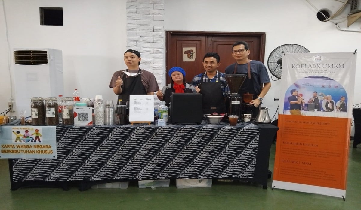 Anak-anak berkebutuhan khusus bersama pengajar mereka Frans Satriawan (kanan) di acara Festival Kopi Nusantara di kantor Media Indonesia.