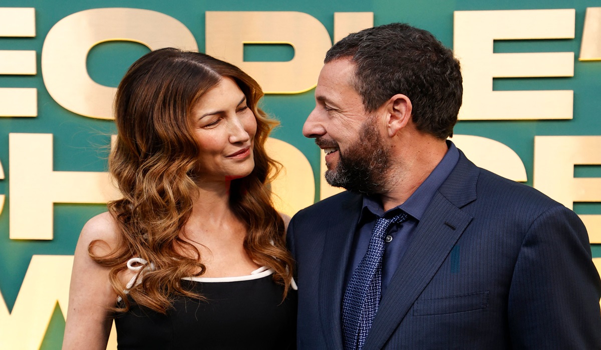 Aktor Adam Sandler (kanan) bersama istrinya kala menghadiri ajang penghargaan Pepole's Choice Awards.