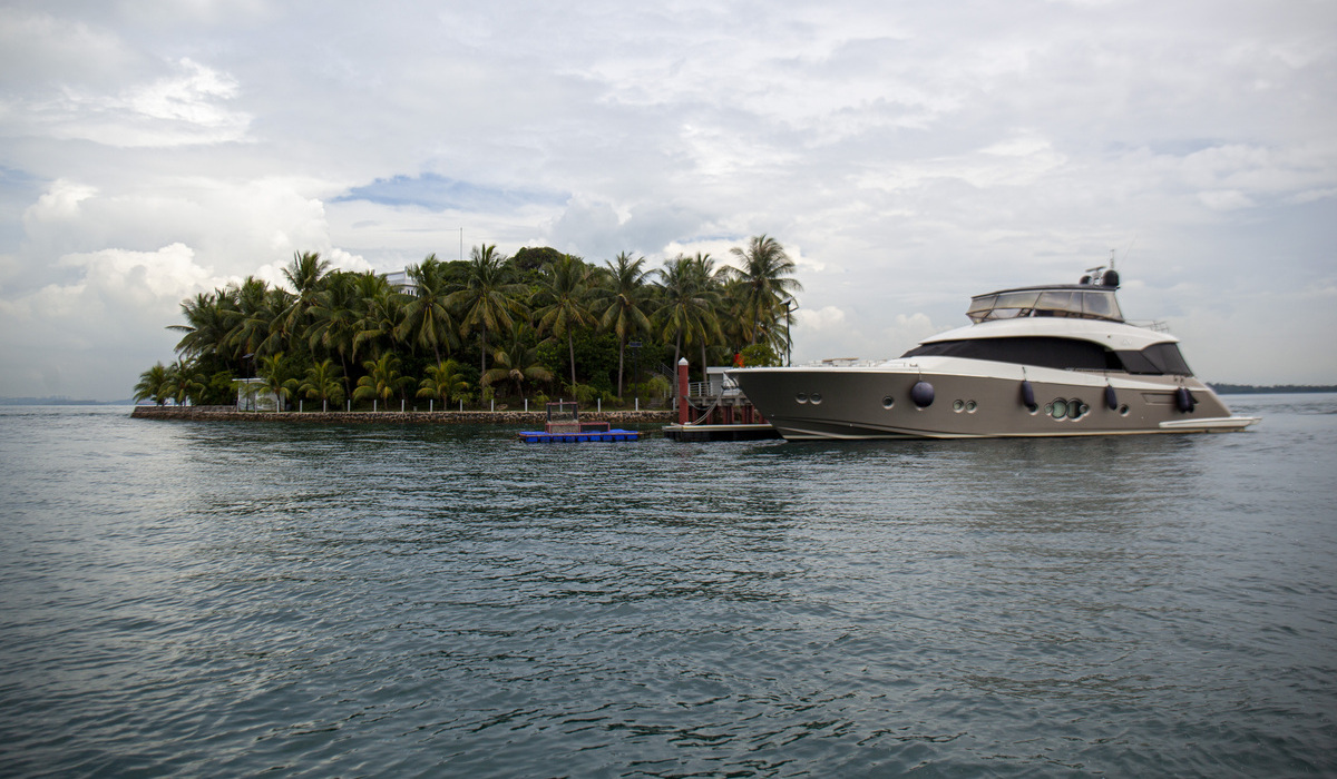 Sebuah kapal yacht bersandar di dermaga Pulau Anak Nirup, Batam, Kepulauan Riau.